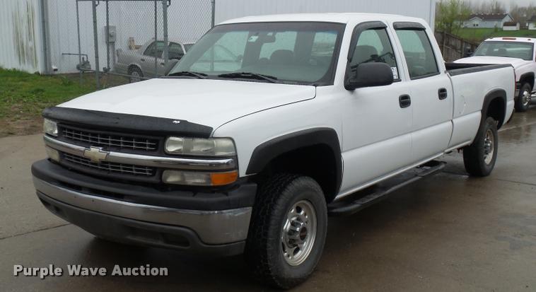 image for item L4666 2003 Chevrolet Silverado 2500HD Crew Cab pickup truck