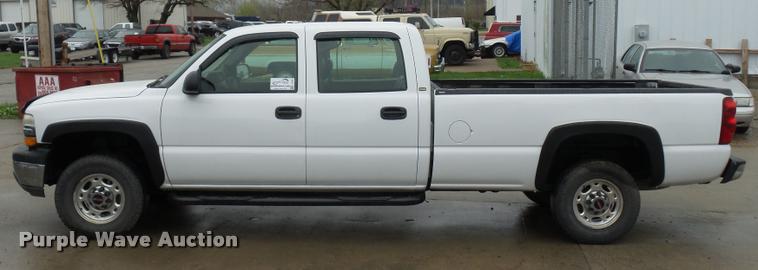 image for item L4666 2003 Chevrolet Silverado 2500HD Crew Cab pickup truck
