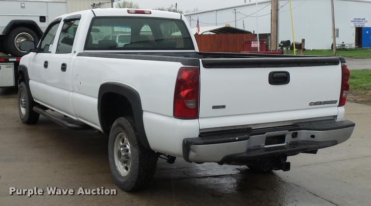 image for item L4666 2003 Chevrolet Silverado 2500HD Crew Cab pickup truck
