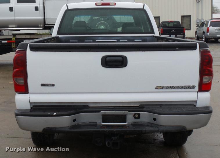 image for item L4666 2003 Chevrolet Silverado 2500HD Crew Cab pickup truck