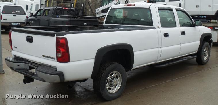 image for item L4666 2003 Chevrolet Silverado 2500HD Crew Cab pickup truck