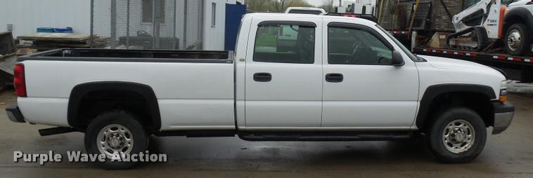 image for item L4666 2003 Chevrolet Silverado 2500HD Crew Cab pickup truck