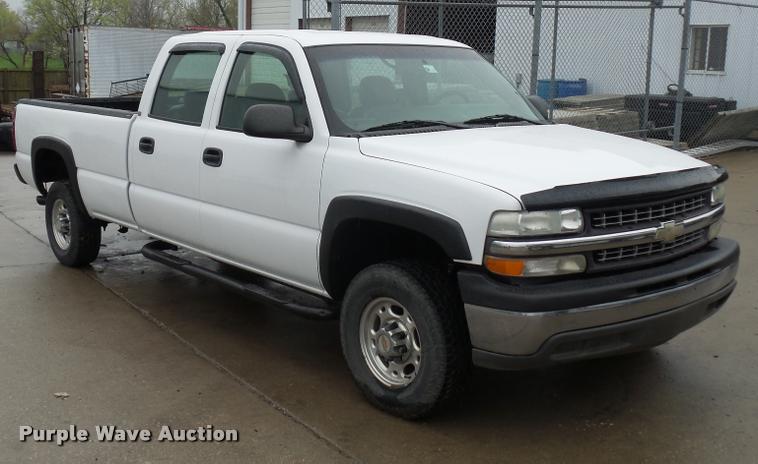 image for item L4666 2003 Chevrolet Silverado 2500HD Crew Cab pickup truck