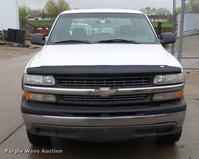 image for item L4666 2003 Chevrolet Silverado 2500HD Crew Cab pickup truck