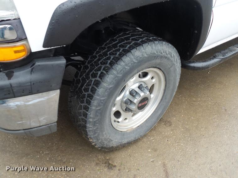 image for item L4666 2003 Chevrolet Silverado 2500HD Crew Cab pickup truck