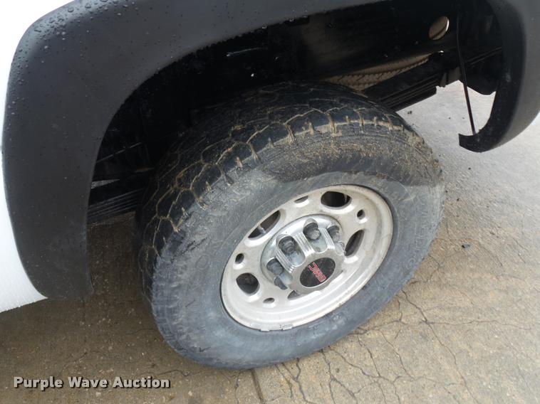 image for item L4666 2003 Chevrolet Silverado 2500HD Crew Cab pickup truck