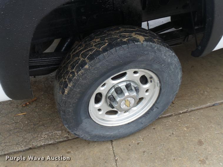 image for item L4666 2003 Chevrolet Silverado 2500HD Crew Cab pickup truck