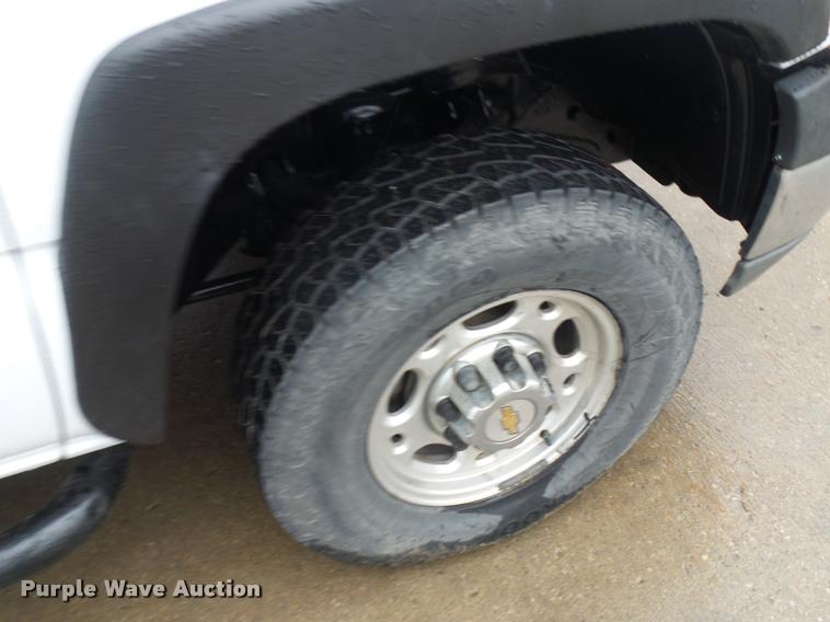 image for item L4666 2003 Chevrolet Silverado 2500HD Crew Cab pickup truck