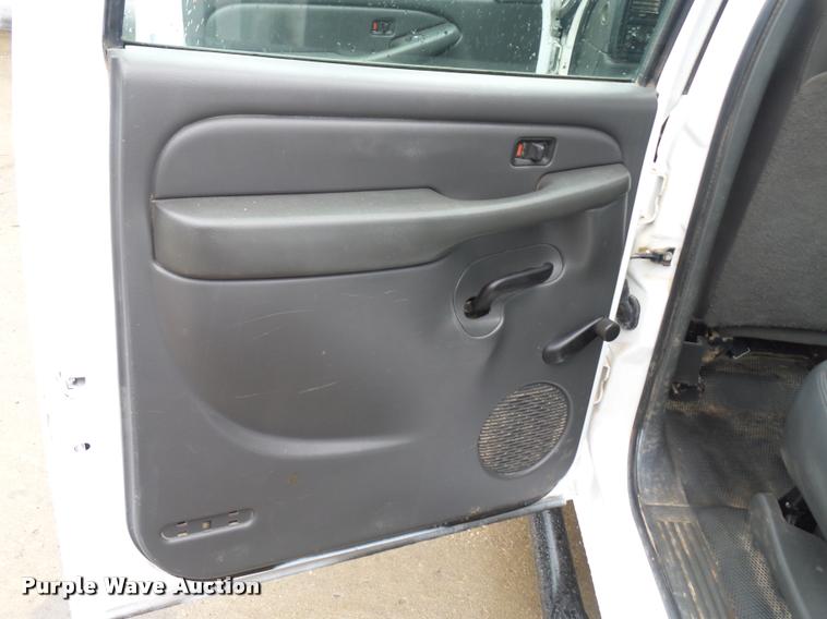 image for item L4666 2003 Chevrolet Silverado 2500HD Crew Cab pickup truck