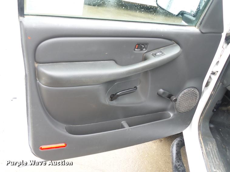 image for item L4666 2003 Chevrolet Silverado 2500HD Crew Cab pickup truck