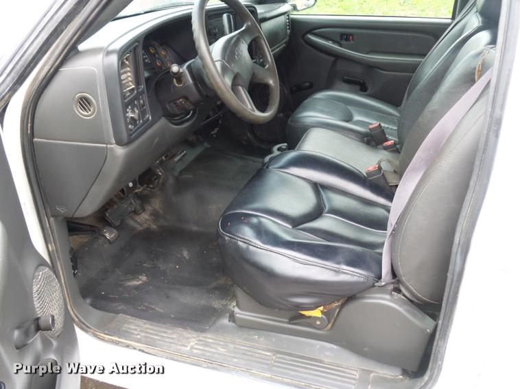 image for item L4666 2003 Chevrolet Silverado 2500HD Crew Cab pickup truck