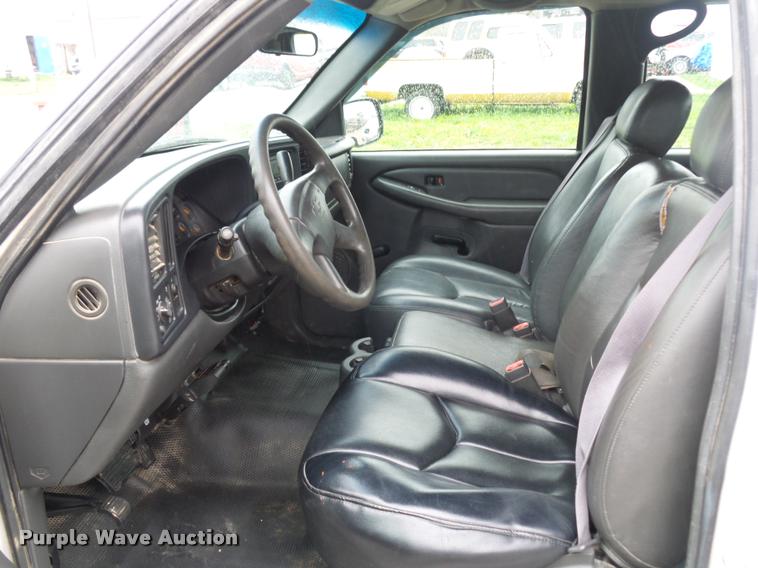 image for item L4666 2003 Chevrolet Silverado 2500HD Crew Cab pickup truck