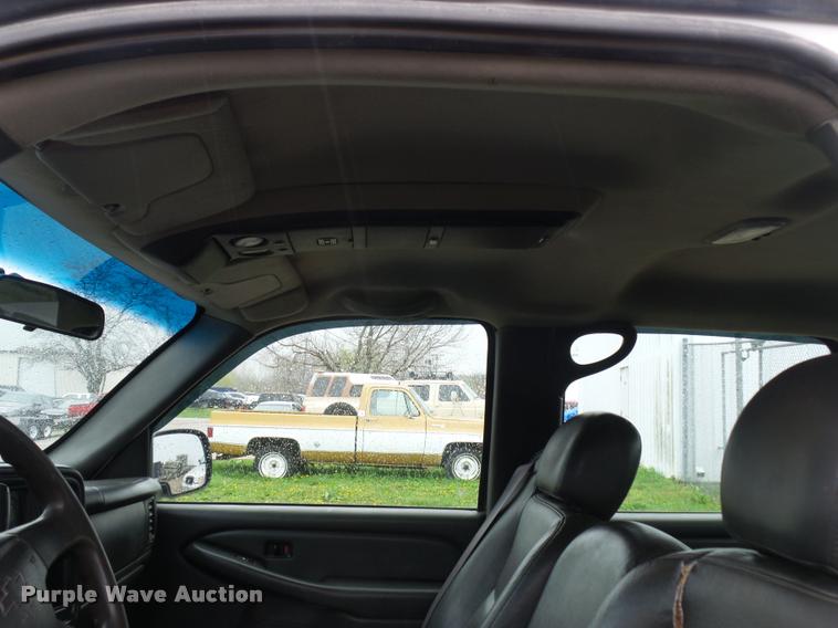 image for item L4666 2003 Chevrolet Silverado 2500HD Crew Cab pickup truck