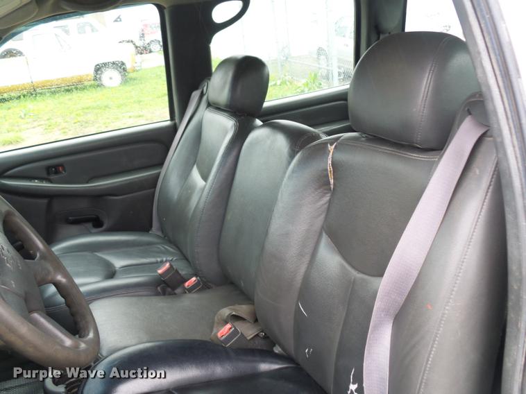 image for item L4666 2003 Chevrolet Silverado 2500HD Crew Cab pickup truck