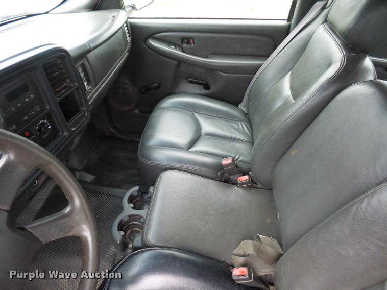 image for item L4666 2003 Chevrolet Silverado 2500HD Crew Cab pickup truck