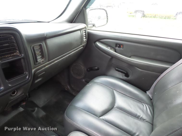 image for item L4666 2003 Chevrolet Silverado 2500HD Crew Cab pickup truck