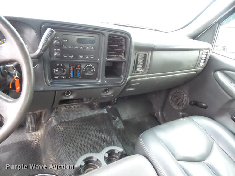 image for item L4666 2003 Chevrolet Silverado 2500HD Crew Cab pickup truck