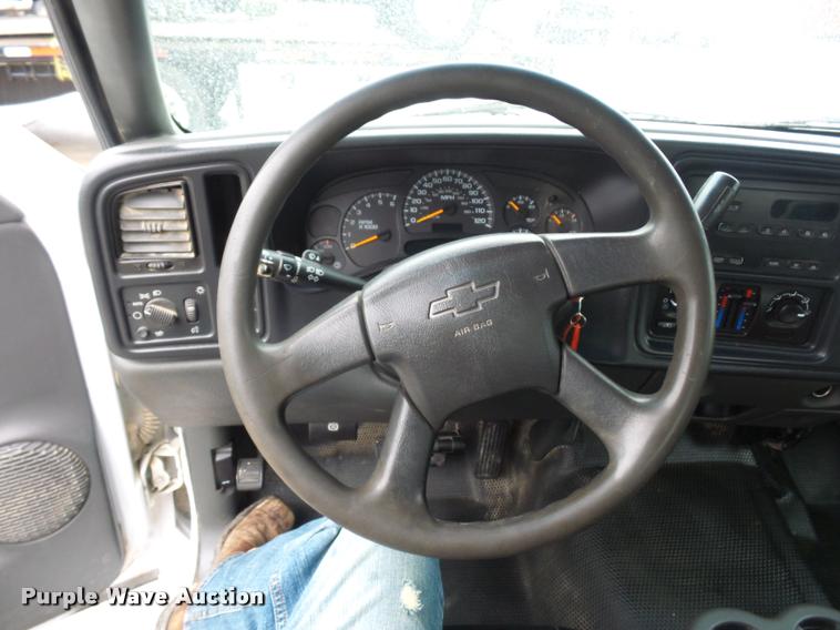 image for item L4666 2003 Chevrolet Silverado 2500HD Crew Cab pickup truck