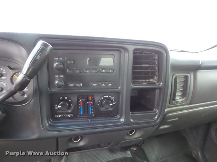 image for item L4666 2003 Chevrolet Silverado 2500HD Crew Cab pickup truck