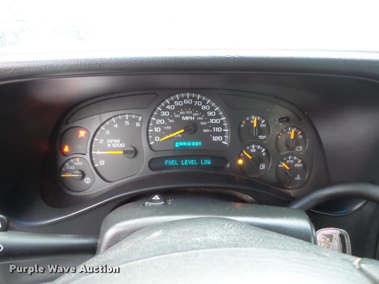 image for item L4666 2003 Chevrolet Silverado 2500HD Crew Cab pickup truck