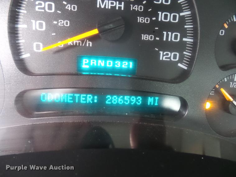 image for item L4666 2003 Chevrolet Silverado 2500HD Crew Cab pickup truck