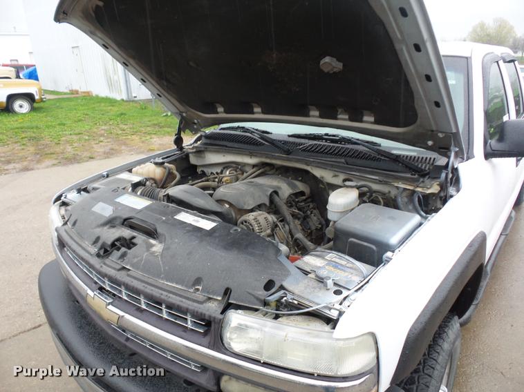 image for item L4666 2003 Chevrolet Silverado 2500HD Crew Cab pickup truck