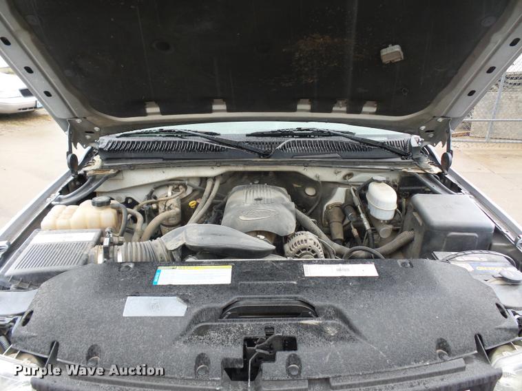 image for item L4666 2003 Chevrolet Silverado 2500HD Crew Cab pickup truck