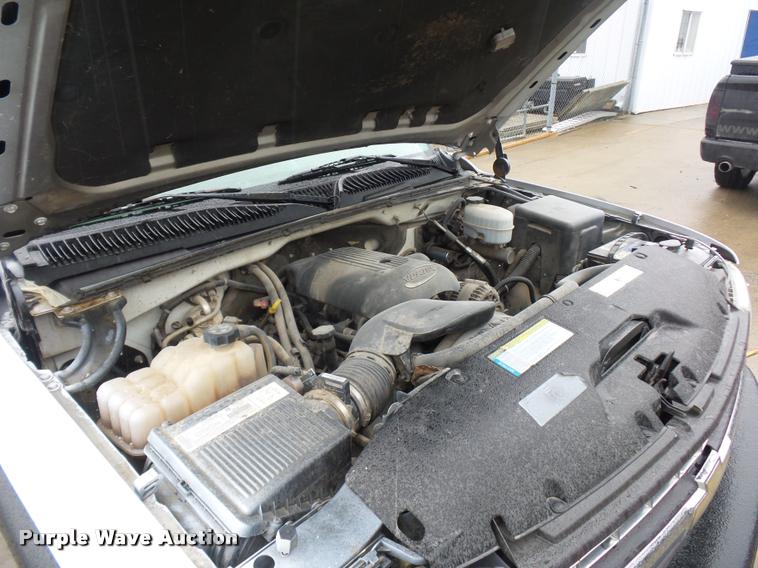 image for item L4666 2003 Chevrolet Silverado 2500HD Crew Cab pickup truck