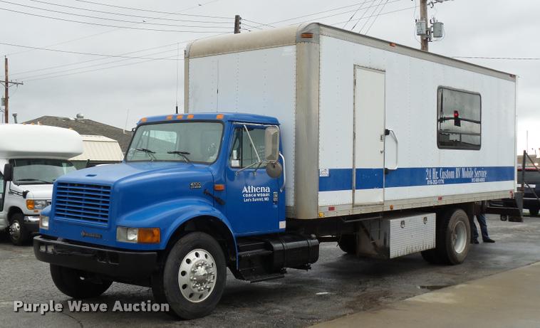 image for item L4667 2001 International 4700 mobile office truck with generator