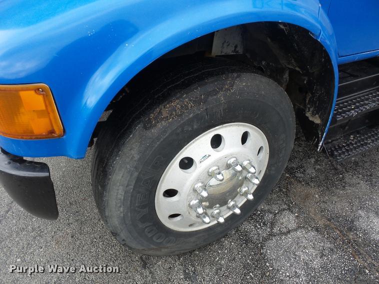 image for item L4667 2001 International 4700 mobile office truck with generator