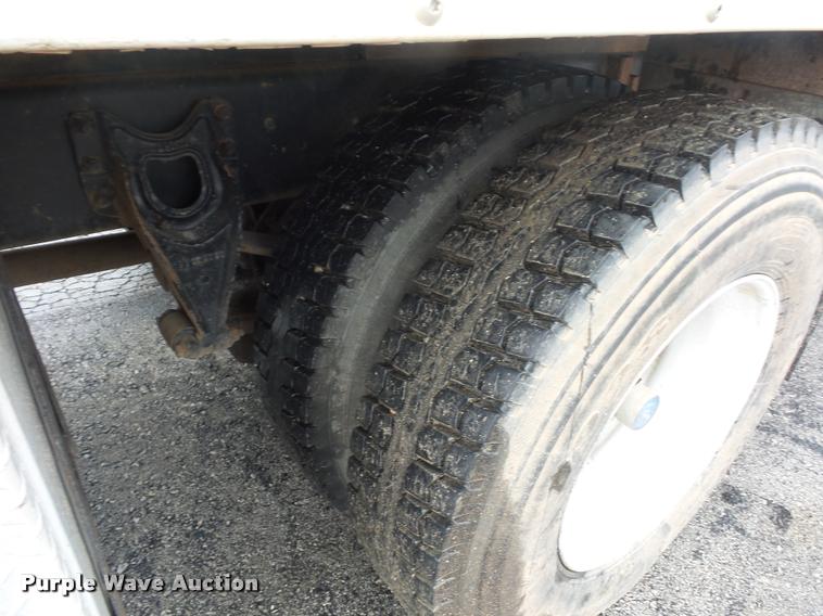 image for item L4667 2001 International 4700 mobile office truck with generator