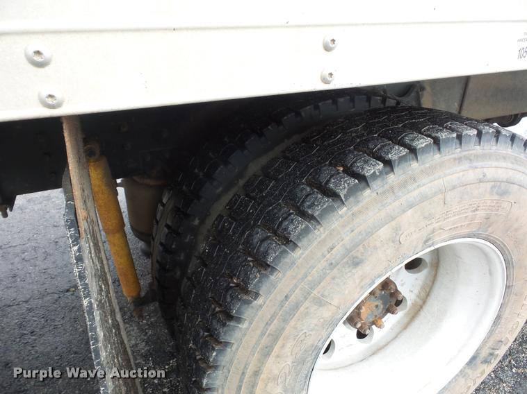 image for item L4667 2001 International 4700 mobile office truck with generator