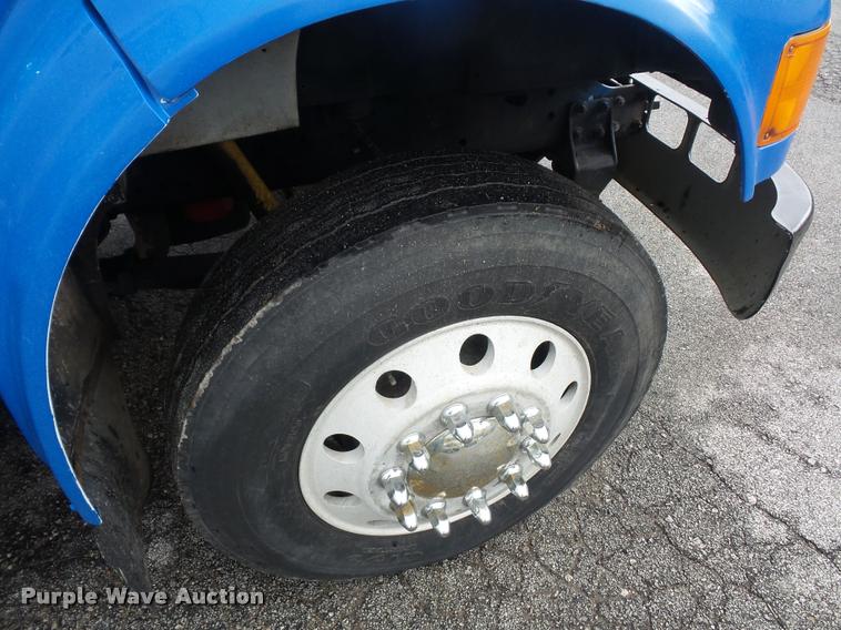 image for item L4667 2001 International 4700 mobile office truck with generator