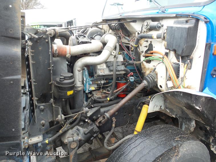 image for item L4667 2001 International 4700 mobile office truck with generator