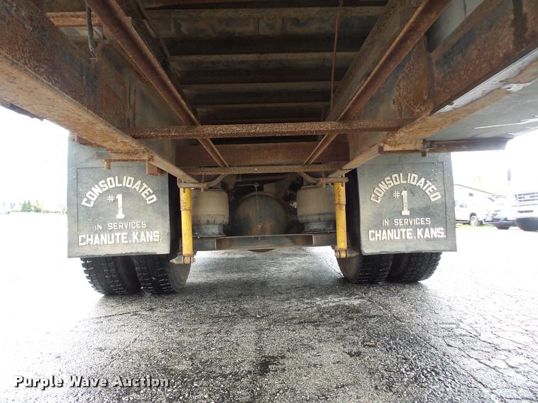 image for item L4667 2001 International 4700 mobile office truck with generator