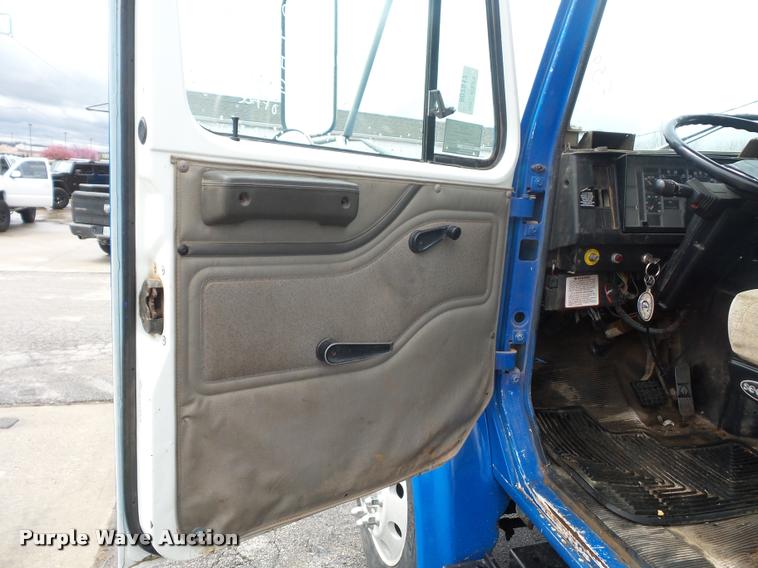 image for item L4667 2001 International 4700 mobile office truck with generator