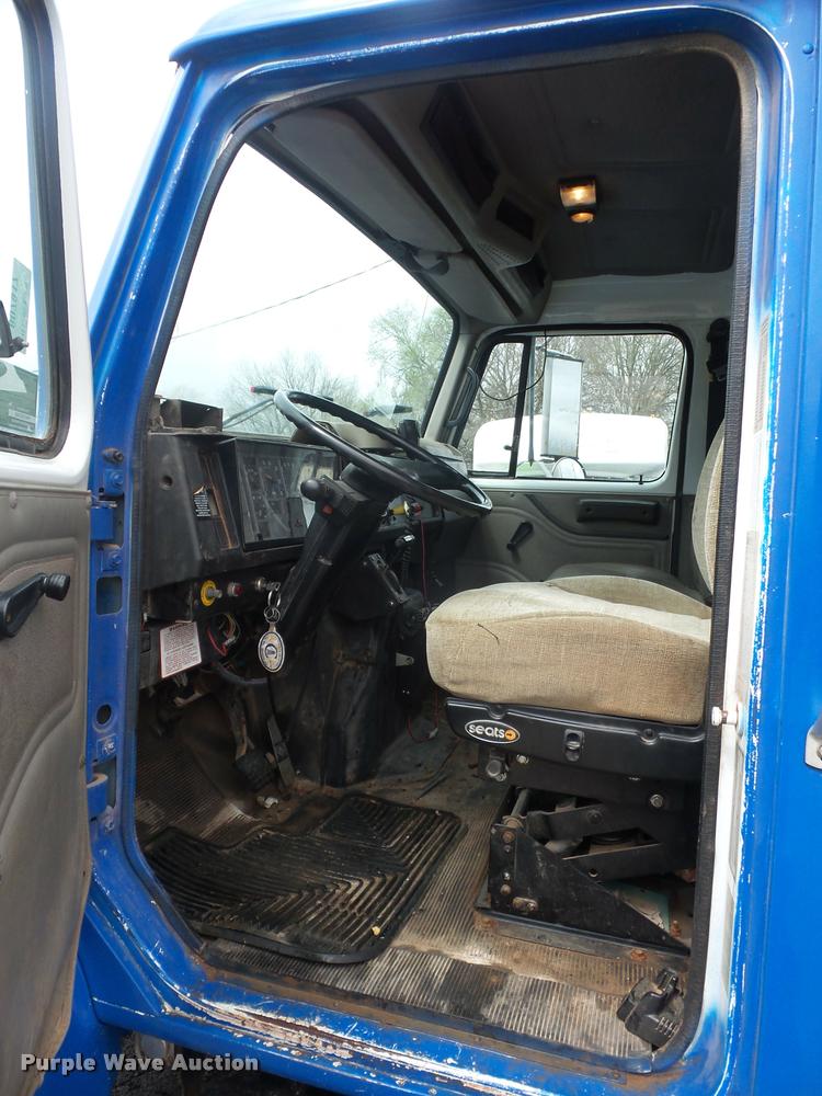 image for item L4667 2001 International 4700 mobile office truck with generator