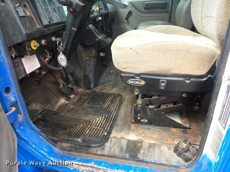 image for item L4667 2001 International 4700 mobile office truck with generator