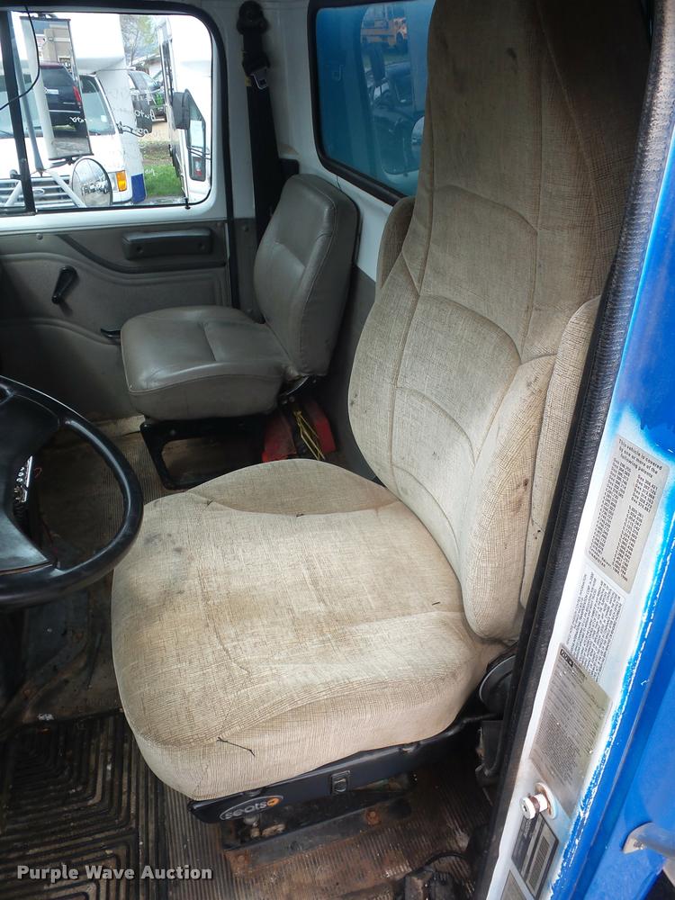 image for item L4667 2001 International 4700 mobile office truck with generator