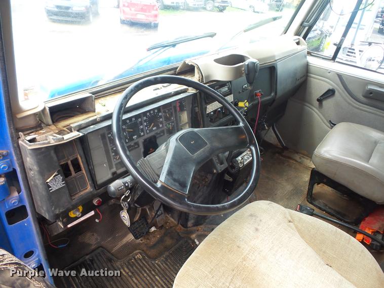 image for item L4667 2001 International 4700 mobile office truck with generator