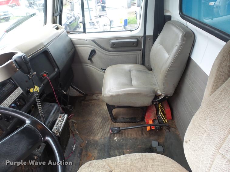 image for item L4667 2001 International 4700 mobile office truck with generator