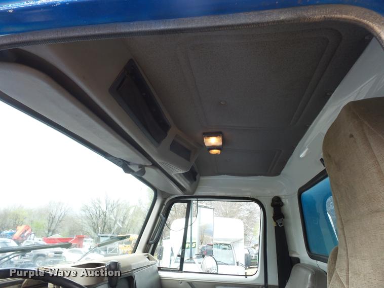 image for item L4667 2001 International 4700 mobile office truck with generator