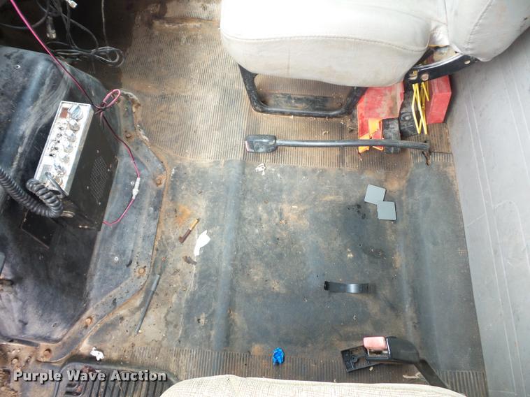 image for item L4667 2001 International 4700 mobile office truck with generator