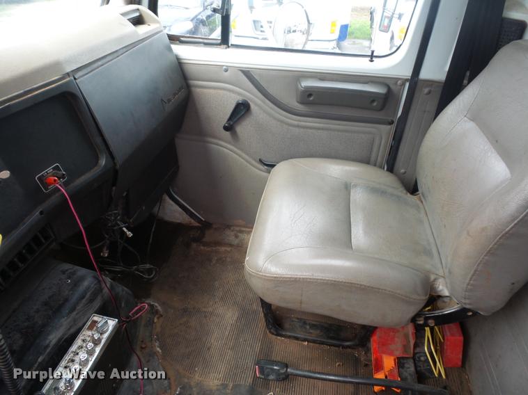 image for item L4667 2001 International 4700 mobile office truck with generator