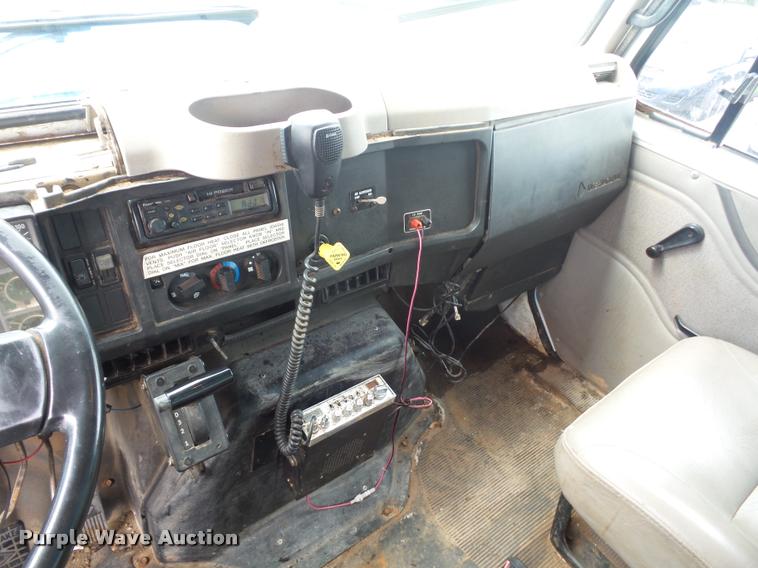 image for item L4667 2001 International 4700 mobile office truck with generator