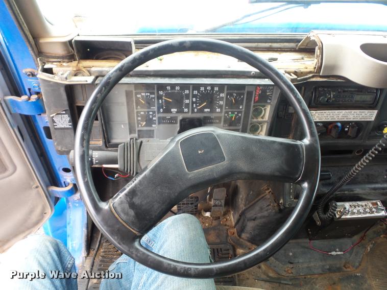 image for item L4667 2001 International 4700 mobile office truck with generator