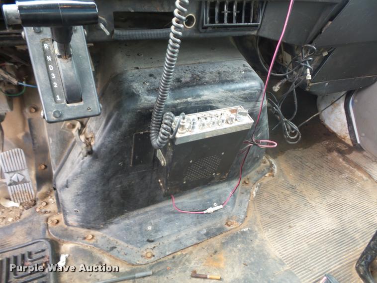 image for item L4667 2001 International 4700 mobile office truck with generator