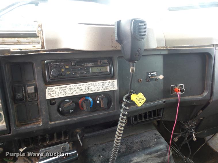 image for item L4667 2001 International 4700 mobile office truck with generator