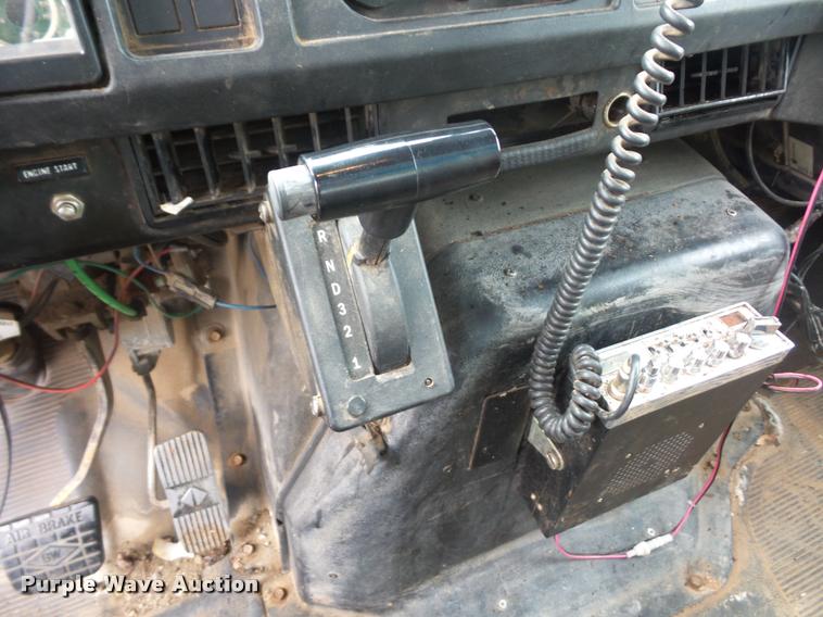 image for item L4667 2001 International 4700 mobile office truck with generator