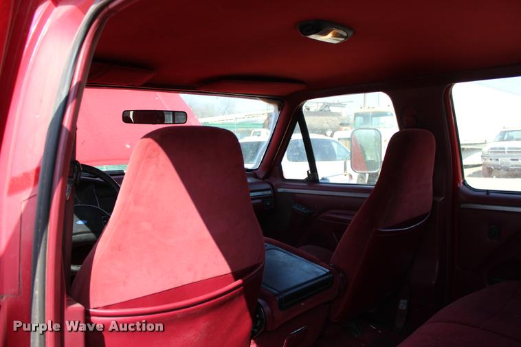 image for item L4964 1995 Ford F350 XLT Crew Cab pickup truck